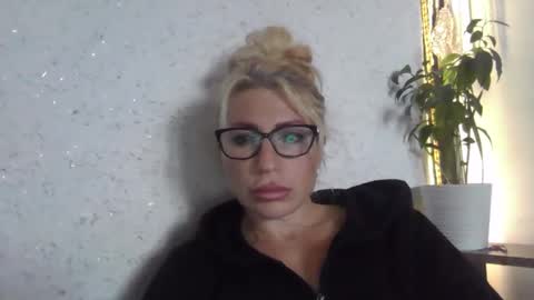 Snapshot of fox_red_lady7 chatting on 10/20/25, 10:05 fox_red_lady7 online show from 10/20/25, 10:05