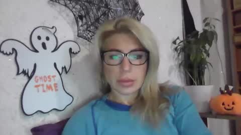 Snapshot of fox_red_lady7 chatting on 10/27/25, 06:50 fox_red_lady7 online show from 10/27/25, 06:50