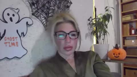 Snapshot of fox_red_lady7 chatting on 10/31/25, 07:59 fox_red_lady7 online show from 10/31/25, 07:59