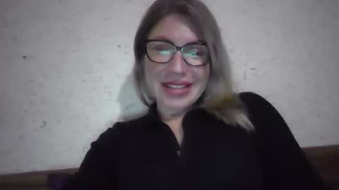 fox_red_lady7 online show from 02/18/26, 10:17