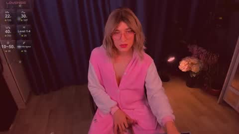 Snapshot of foxy_jpg chatting on 10/14/25, 09:43 Sue online show from 10/14/25, 09:43