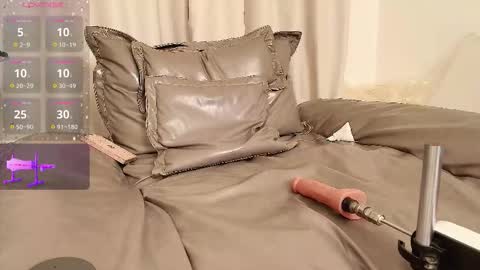 Snapshot of foxyiyi chatting on 12/05/25, 12:03 yiyi online show from 12/05/25, 12:03