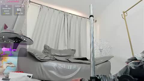 Snapshot of foxyiyi chatting on 12/14/25, 07:58 yiyi online show from 12/14/25, 07:58