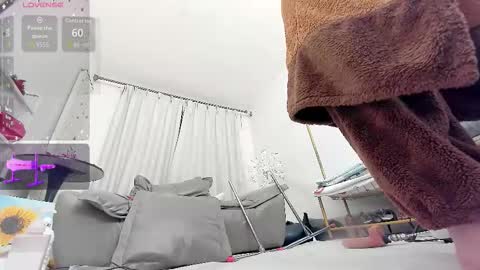 Snapshot of foxyiyi chatting on 12/15/25, 11:58 yiyi online show from 12/15/25, 11:58