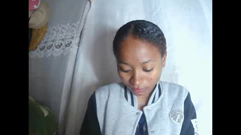 Snapshot of francine925426 chatting on 12/16/25, 06:29 francine925426 online show from 12/16/25, 06:29