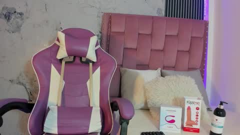 Snapshot of francis_leams chatting on 09/23/25, 07:28 Laura online show from 09/23/25, 07:28