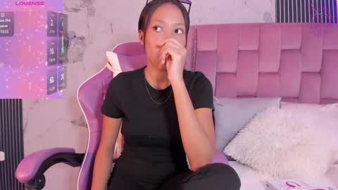 Snapshot of francis_leams chatting on 09/25/25, 07:28 Laura online show from 09/25/25, 07:28