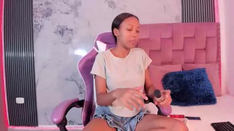 Snapshot of francis_leams chatting on 11/20/25, 07:24 Laura online show from 11/20/25, 07:24