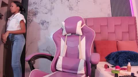 Snapshot of francis_leams chatting on 11/28/25, 07:38 Laura online show from 11/28/25, 07:38