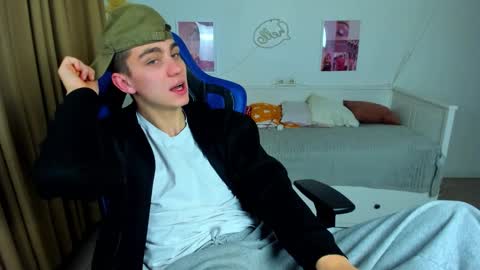 Snapshot of frank_mooree chatting on 11/18/25, 06:07 Frank online show from 11/18/25, 06:07