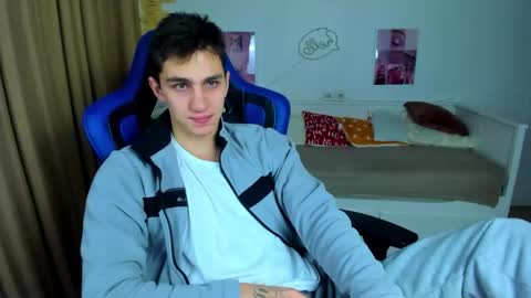 Snapshot of frank_mooree chatting on 11/27/25, 05:42 Frank online show from 11/27/25, 05:42