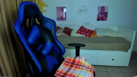 Snapshot of frank_mooree chatting on 12/02/25, 04:40 Frank online show from 12/02/25, 04:40