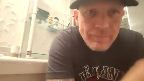 Snapshot of frankieblueeyes4u chatting on 04/08/26, 02:33 Famous Blue Eyes online show from 04/08/26, 02:33