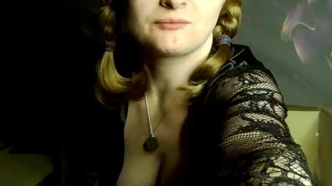 Snapshot of frauket chatting on 10/21/25, 09:37 FrauKet online show from 10/21/25, 09:37