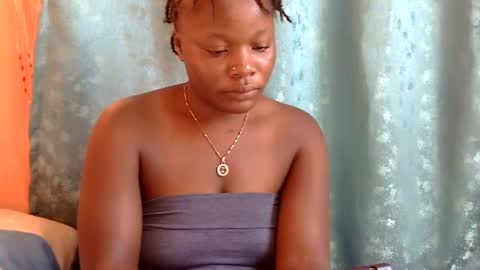 Snapshot of freaky_dolly chatting on 01/06/25, 12:24 freaky_dolly online show from 01/06/25, 12:24