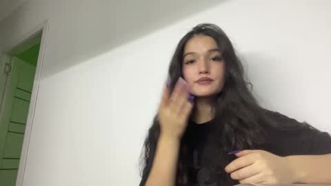 Snapshot of fredamedora chatting on 06/04/26, 04:13 Mia online show from 06/04/26, 04:13