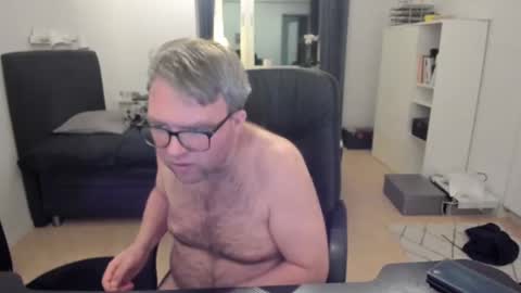 Snapshot of fredrik386959 chatting on 01/26/25, 06:27 Fredrik online show from 01/26/25, 06:27