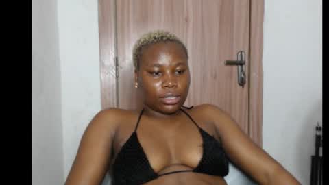 Snapshot of frekkymorelle chatting on 09/18/25, 08:16 frekkymorelle online show from 09/18/25, 08:16