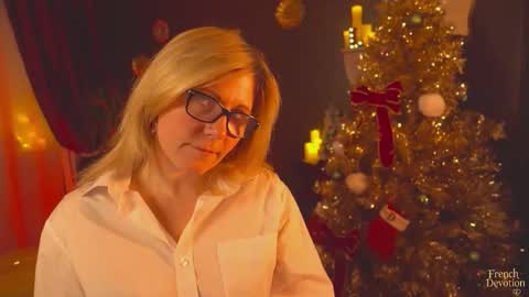 Snapshot of french_devotion chatting on 12/05/25, 07:50 Louise or Lou 3 online show from 12/05/25, 07:50