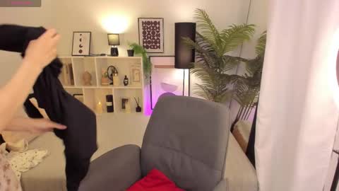 Snapshot of freya_bloss chatting on 06/07/26, 12:20 Laura online show from 06/07/26, 12:20
