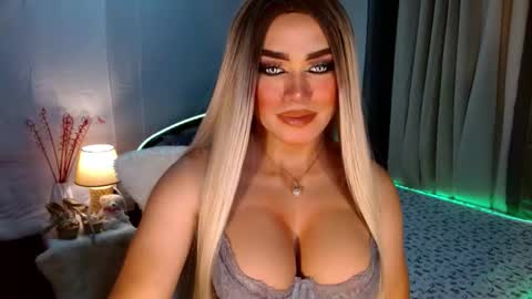 Snapshot of freya_lovestocum chatting on 10/10/25, 01:15 Miss Frea  online show from 10/10/25, 01:15