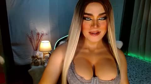 Snapshot of freya_lovestocum chatting on 10/14/25, 01:17 Miss Frea  online show from 10/14/25, 01:17