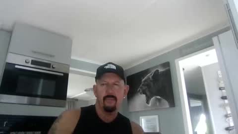 Snapshot of friskyneedsum chatting on 10/23/25, 02:38 bob online show from 10/23/25, 02:38