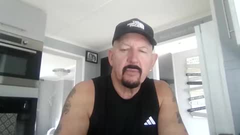 Snapshot of friskyneedsum chatting on 10/28/25, 01:36 bob online show from 10/28/25, 01:36