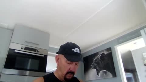 Snapshot of friskyneedsum chatting on 11/04/25, 12:04 bob online show from 11/04/25, 12:04