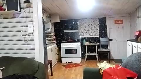 Snapshot of frizzy_girl chatting on 12/04/24, 01:14 Frizzy girl online show from 12/04/24, 01:14