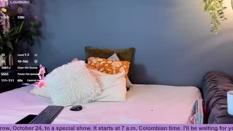 Snapshot of frodita_dream chatting on 10/24/25, 12:01 FRODIT online show from 10/24/25, 12:01