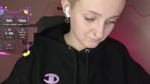 Snapshot of frosty_blueberries4 chatting on 09/15/25, 08:42 ANA online show from 09/15/25, 08:42