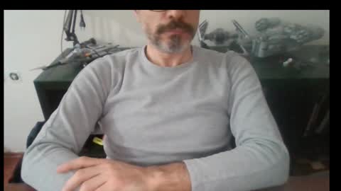 Snapshot of fuckistanbul chatting on 12/15/25, 08:40 Bruchus online show from 12/15/25, 08:40