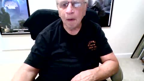 Snapshot of funclemike chatting on 10/06/25, 03:04 funclemike online show from 10/06/25, 03:04