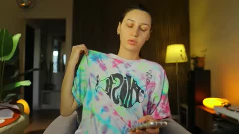 Snapshot of g_ia chatting on 09/25/25, 03:27 G online show from 09/25/25, 03:27