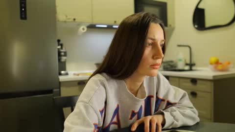 Snapshot of g_ia chatting on 10/24/25, 06:37 G online show from 10/24/25, 06:37