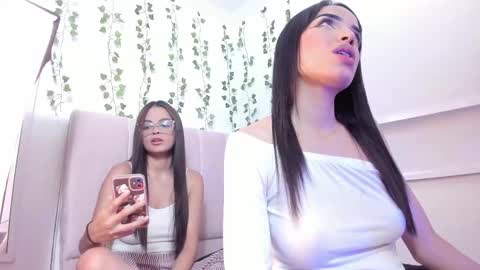 Snapshot of gabrielle_steele chatting on 03/03/25, 03:30 online show from 03/03/25, 03:30