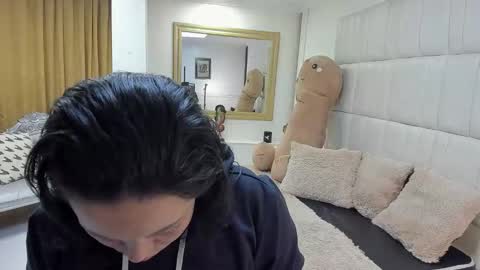 Snapshot of gaby_trent chatting on 12/17/25, 11:38 gabriela online show from 12/17/25, 11:38