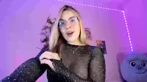 Snapshot of gaby_vandriel chatting on 09/17/25, 12:01 GABRIELA online show from 09/17/25, 12:01