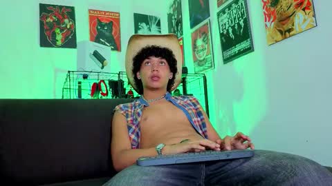 Snapshot of gaeloconner chatting on 10/30/25, 01:51 Gael Conner online show from 10/30/25, 01:51