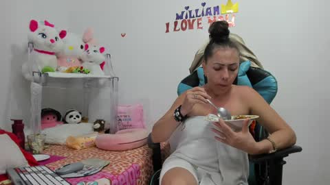 Snapshot of gatitasexy_hot_wet4u chatting on 01/22/25, 01:31 Mfe online show from 01/22/25, 01:31