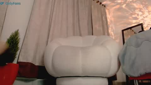 Snapshot of gattouz1 chatting on 03/10/25, 07:53 Isabela online show from 03/10/25, 07:53