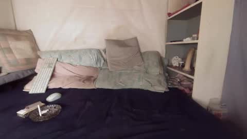 Snapshot of gayrobbin chatting on 11/11/25, 10:37 gayrobbin online show from 11/11/25, 10:37