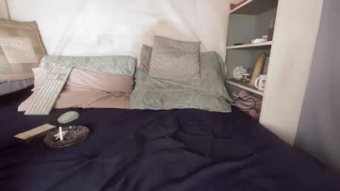 Snapshot of gayrobbin chatting on 11/22/25, 10:25 gayrobbin online show from 11/22/25, 10:25