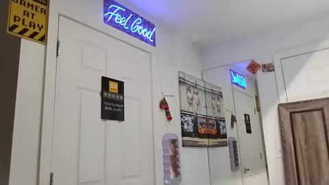 Snapshot of geekedoutlabs chatting on 10/10/25, 08:35 Zanecubano online show from 10/10/25, 08:35