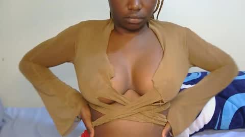 Snapshot of geni_smart chatting on 11/07/25, 10:15 Luciana online show from 11/07/25, 10:15