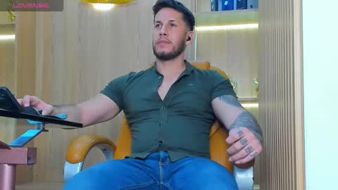 Snapshot of george_diesell_ chatting on 11/01/25, 08:33 George online show from 11/01/25, 08:33