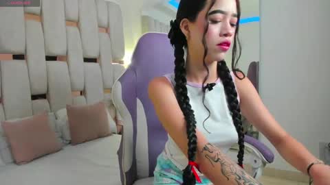 Snapshot of georgina_kloss chatting on 04/17/26, 04:32 Georgina Kloss online show from 04/17/26, 04:32