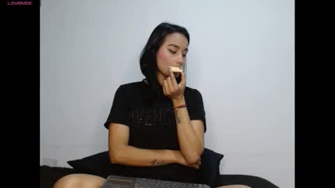 Snapshot of gia_lee10 chatting on 11/06/25, 04:02 Gia Lee online show from 11/06/25, 04:02