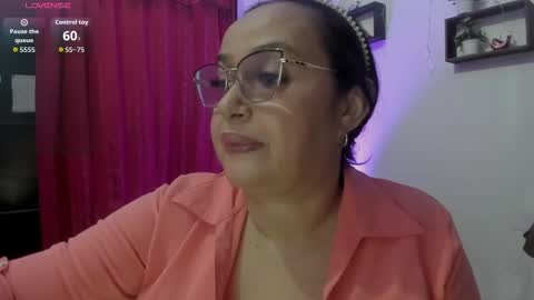 Snapshot of gia_nahomi chatting on 11/06/25, 10:10 nahomi online show from 11/06/25, 10:10